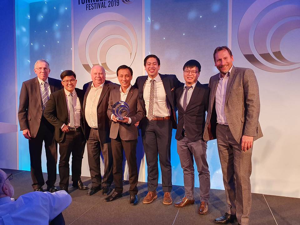 Bersama pasukan Gamuda memenangi anugerah autonomous TBM operating system Awarddi London