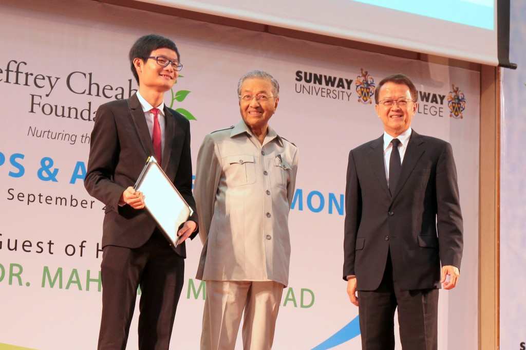 (L-R) Liew Ziqing, Tun Dr Mahathir Mohamad and Tan Sri Jeffery Cheah